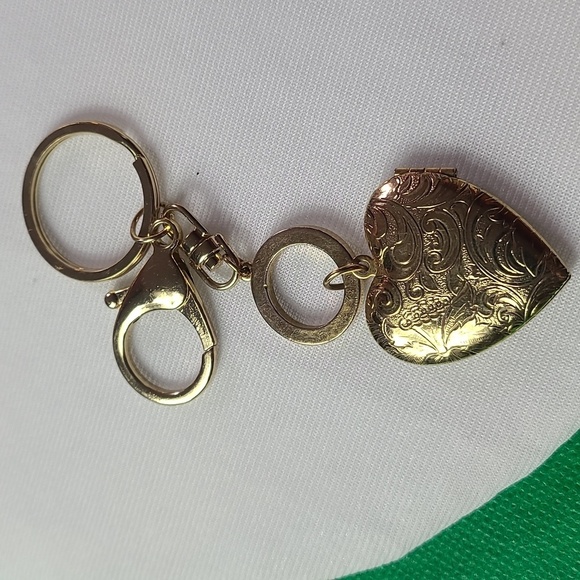 Gold Heart Locker Keychain Charm Accessory vtg style - Picture 5 of 10